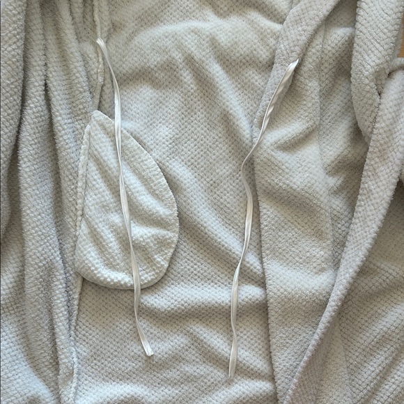 Small Laura Ashley Soft Cream Textured Robe - Picture 3 of 6